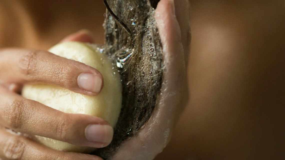 Можно ли мыть лицо и волосы хозяйственным мылом